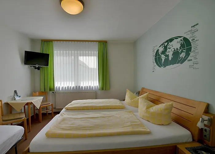 Cafe Und Zum Gruenen Baum Otel