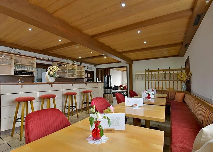 Cafe Und Zum Gruenen Baum Otel